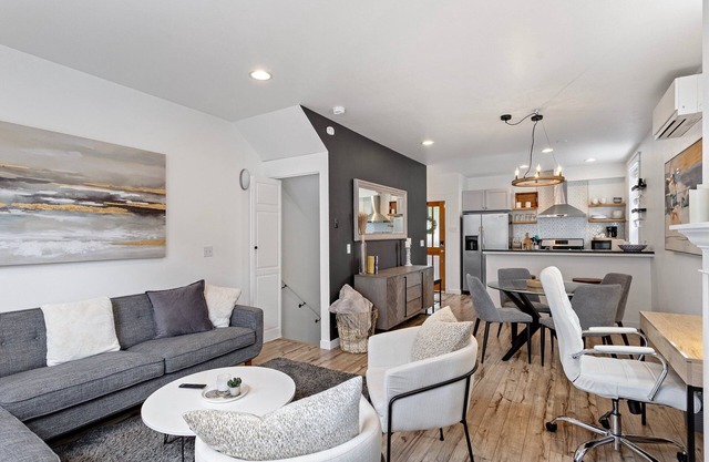 Lux Modern Townhome -Parking + Patio + Pet & Lake!