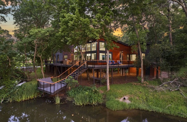 LUX Modern "Treehouse" on Private Lake - Gameroom, Kayaks, Bunkhouse, more!