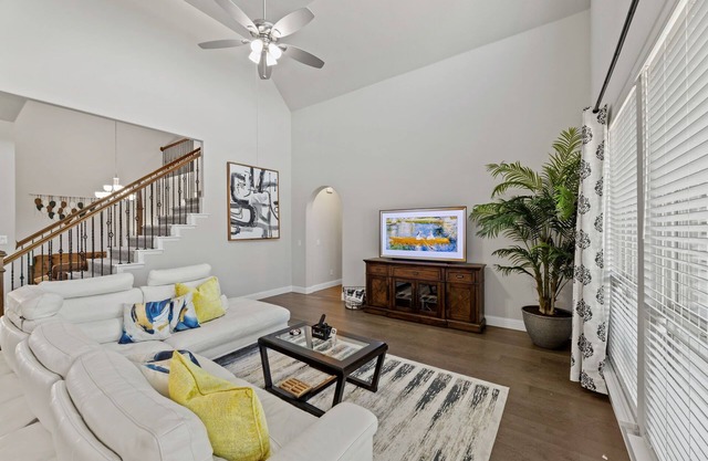Lux New 5 BR - 135" Theater - Game Rm - Sleeps 14