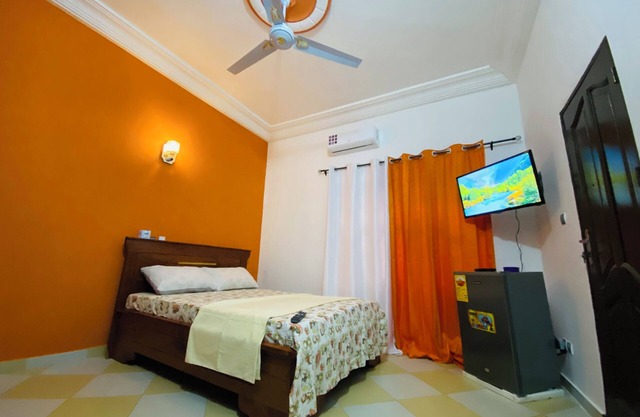 Lux Personel Bed & Breakfast, secured 16 Min from airport