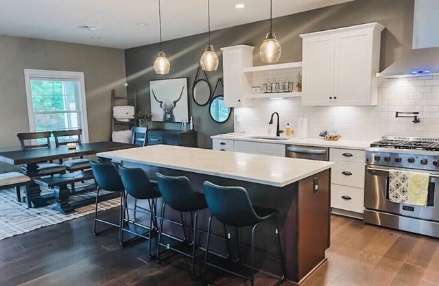 Lux Townhome - easy walk to village