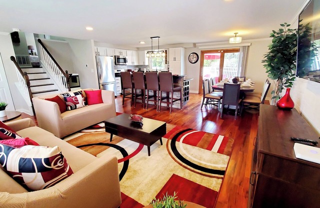 Lux TriLevel Big 4 BR House Yard & Pond View in the Hearth of Schaumburg