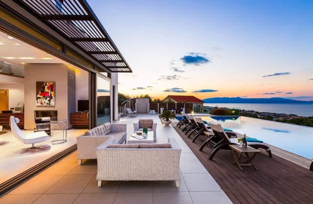 Lux Villa 600mt to beach★Gym & Basketball ★Heated pool★Jacuzzi★100 mt to Taverna