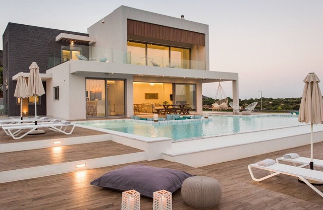Lux Villa -Private & Kids Pool -Gym-BBQ-Beach Close