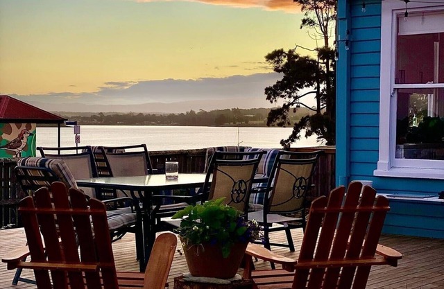 Lux. Waterfront Cottage, Amazing Water Views /Fire Pit /Central/5km-MTB & Beach