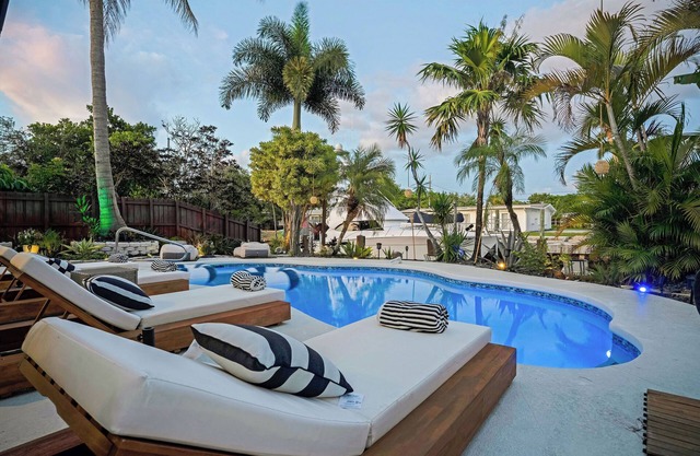 Luxe 3BR/3BA Waterfront Retreat Heated Pool Oasis