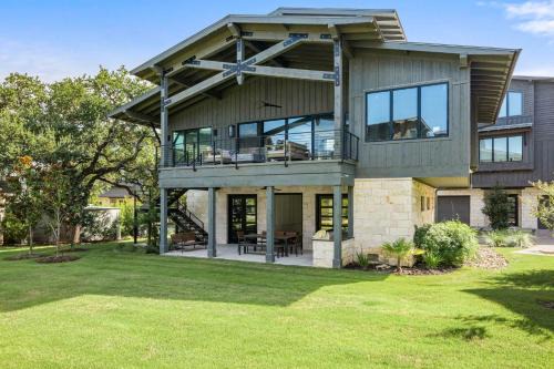 Luxe 3BR Lake Escape - BBQ Firepit & Pickleball