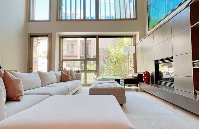 Luxe 4 Bed/5bath w/parking. Walk to Capitol, Convention Center, museums & shops!