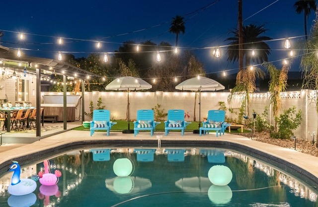 Luxe 4 BR House, FREE Heated Pool, Hot Tub, 5min Old Town, 15min Barrett Jackson