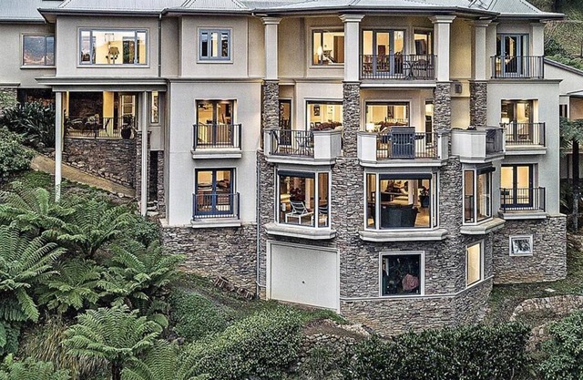 LUXE MANSION 4 LEVELS / STUNNING VIEWS