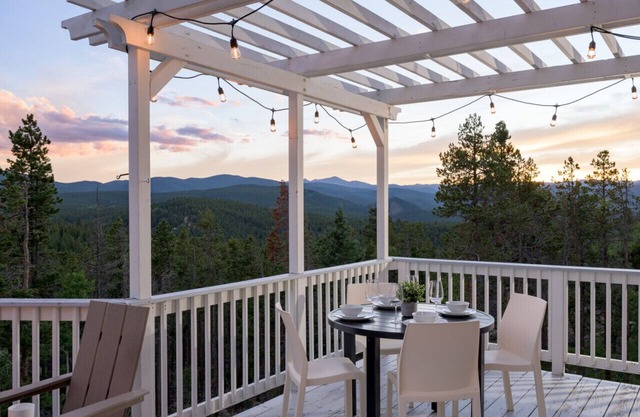 Luxe 4BR Mtn Retreat-Stunning Views-Ski/Hike