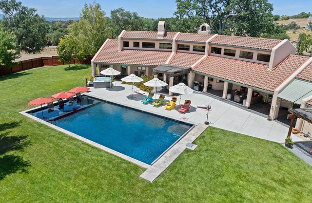 Gorgeous 5-bedroom, sleeps 12, centrally located, spa, pool, spacious & relaxing