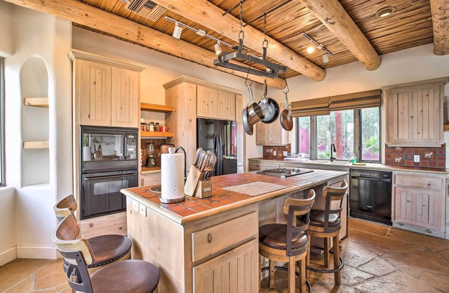 ¡NUEVO! Adobe Retreat w / Mountain & Golf Course Views!