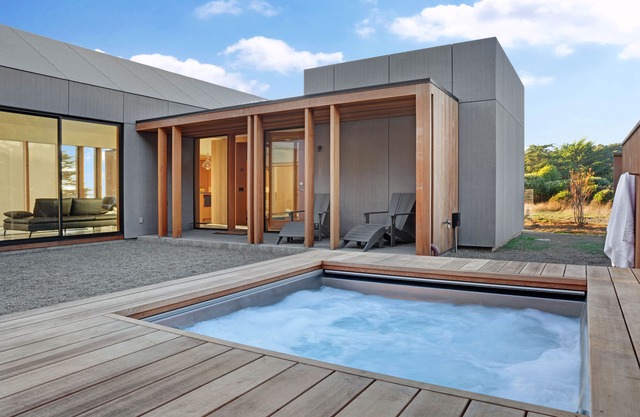 Lujosa joya arquitectónica con vistas al mar y al golf, bañera de hidromasaje, piscina compartida y tenis