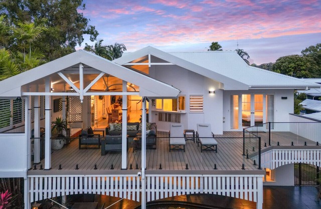Luxe Beachfront Escape – Steps from Holloways Beach