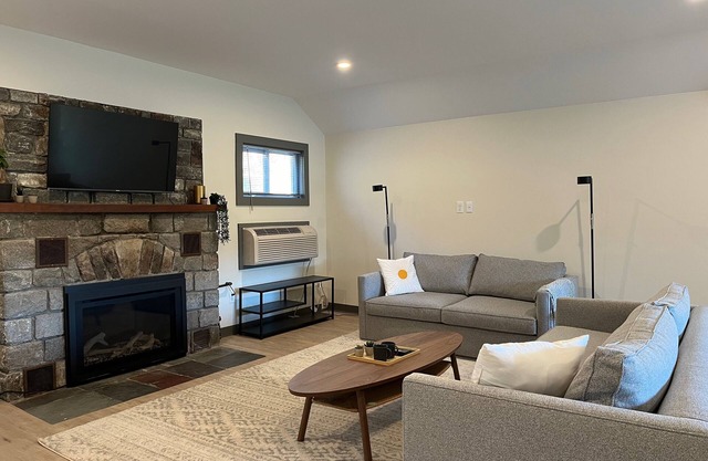 Luxe Berkshires Ski Retreat w/ Fireplace, King Bed, Chef's Kitchen, Washer/Dryer
