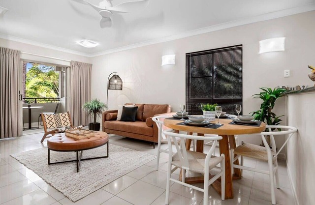 Luxe Cairns - 9 Pools, BBQ and Gym