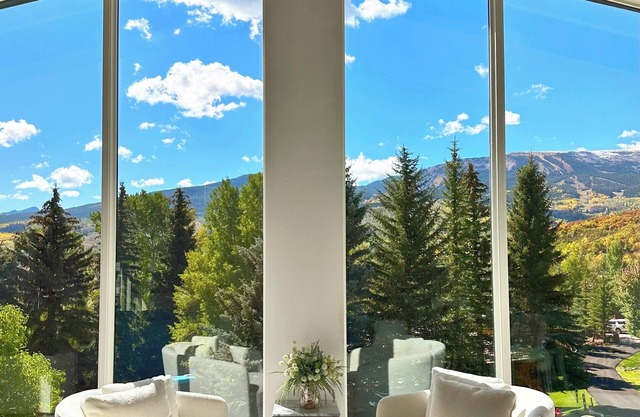 Luxe Chalet: Jaw-Dropping Views of Mountains! Summer Garden Terrace