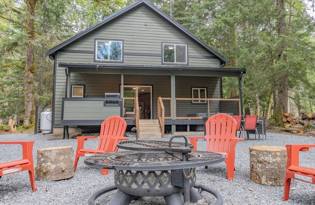 Luxe Chalet @ Rainier Entrance w/ Hot-Tub-WiFi-AC