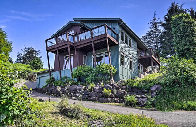 Luxe Coastal Haven w/ Bay Views & Hot Tub