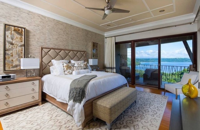 Vivir lujosamente, Posh interiores, vista al mar, atento conserje