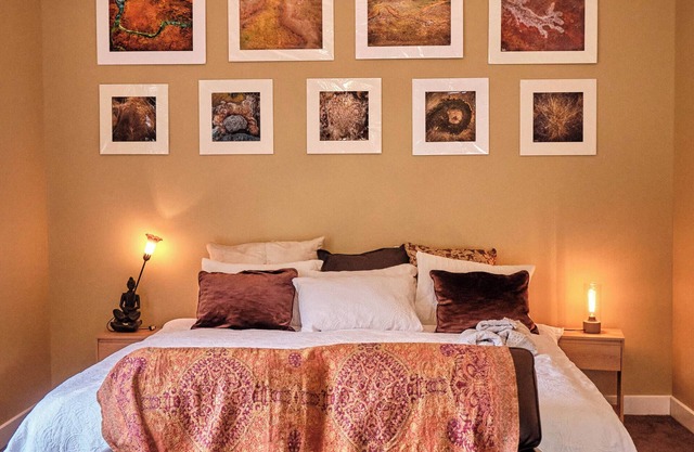 Luxe country retreat far from crowds, close to facilities, cosy warm winter land