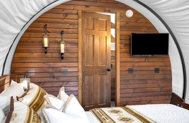 Luxe Covered Wagon! King Bed - Full Bath - AC/Heat