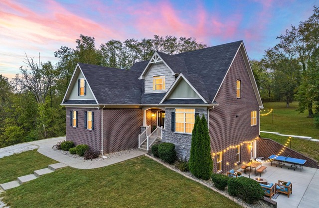 ✨Luxe Farmhouse✨Bourbon Trail✨ 4 king Beds ✨Hot Tub Games Trails sleeps 16
