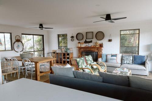 Luxe Farmstay, Main House and Brand New Tiny Home, Animals and Views!