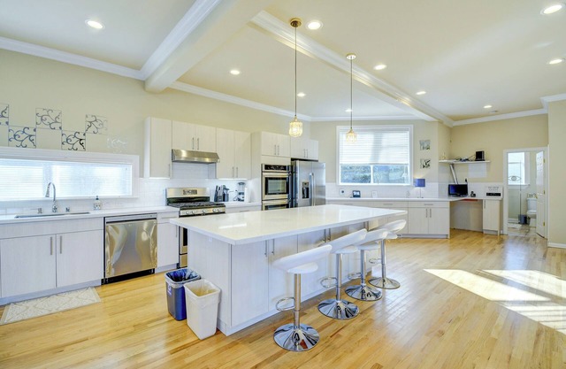 Luxe Federal Way Rental - Walk to the Water!