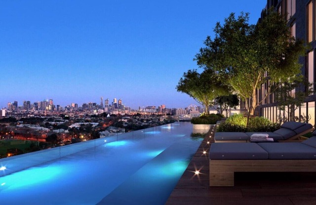 Luxe Flemington Cityscape views Pool Gym Parking