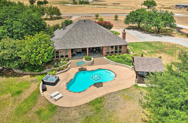 Luxe Granbury Abode w/ Pool ~ 4 Mi to Lake!