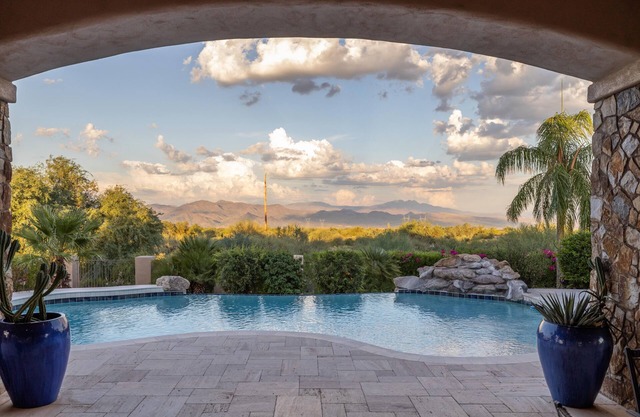 Luxe Hideout w/Heated Infinity Pool, Spa & Views
