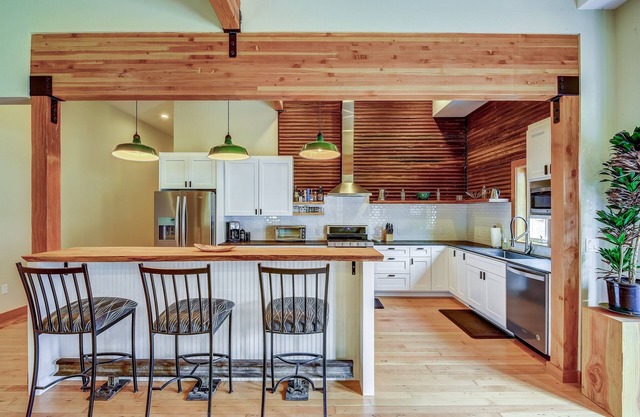 Luxe historic lodge w/ spa in heart of Cascades