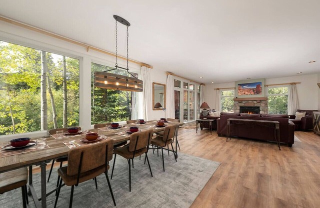 Luxe Home | Minutes To Skiing | Hot Tub