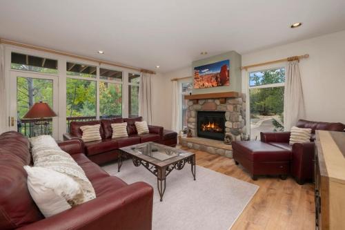Luxe Home Minutes To Skiing Hot Tub