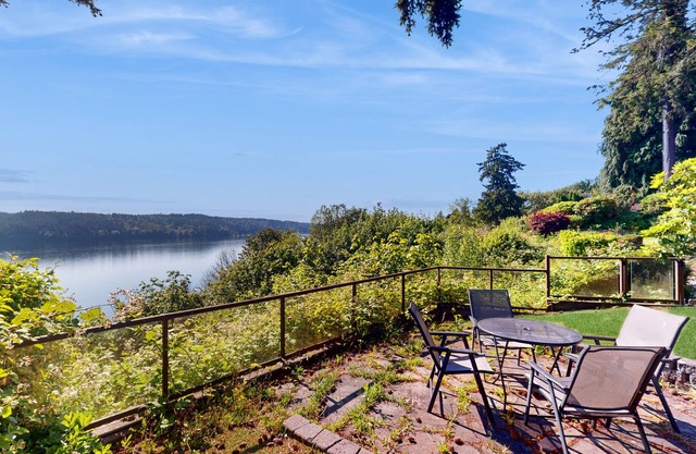 Luxe Home with patio & Cascade Mountain & lake views
