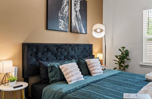 Luxe King 3BR Townhouse Uptown Charlotte!