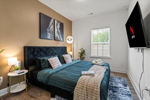 Luxe King 3BR Townhouse Mins to Uptown Charlotte