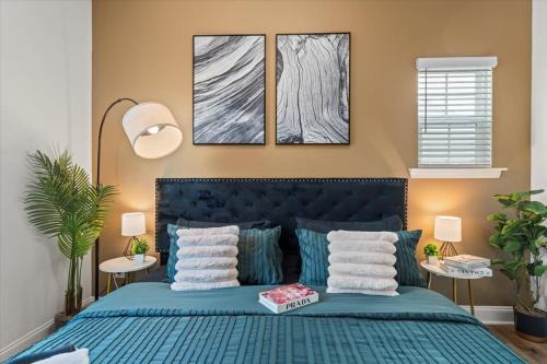 Luxe King 3BR Townhouse Mins to Uptown Charlotte!