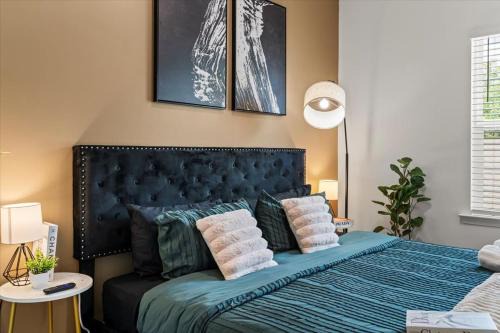 Luxe King 3BR Townhouse Mins to Uptown CLT NC