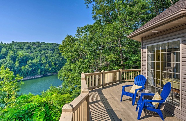Luxe Lake Cumberland Retreat w/ Decks on 1 Acre!