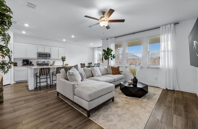 Luxe Living - 3-bedroom house in Little Elm with AC, WiFi, and Games