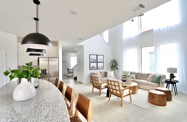 Luxe Living 4-bedroom with Fireplace, Fire Pit, & Game Room