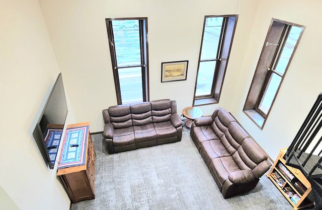 *Luxe living in Lake Linden with 15 foot ceiling! Pet Friendly!*