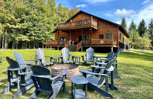 Luxe Log Cabin 3bd/4ba - Torch Lake Views, Private Trails & Premier Golf Nearby