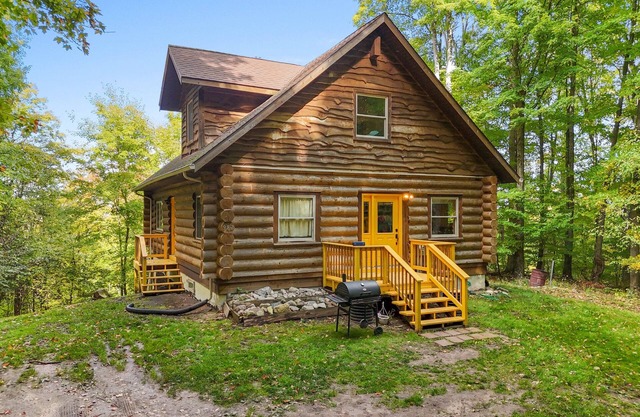 Luxe Log Chalet | Sauna, River, Fire, Kayaks/Tubes