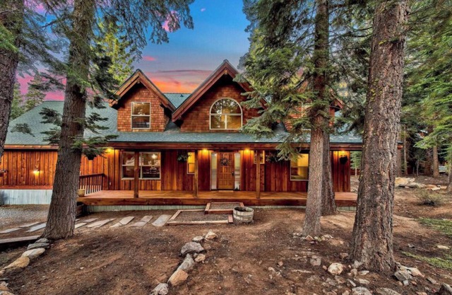 Luxe Modern Farmhouse w/ bunk room and sports lawn