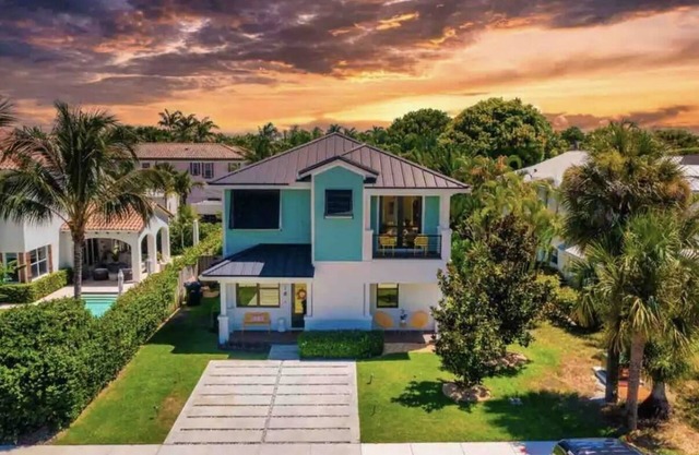 Luxe Modern Villa 4 Bedroom Ensuites/ Walk Downtown