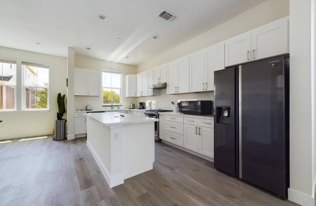 Luxe Newark 4BR w/ Private Garage, nr Restaurants & Park, by Blueground